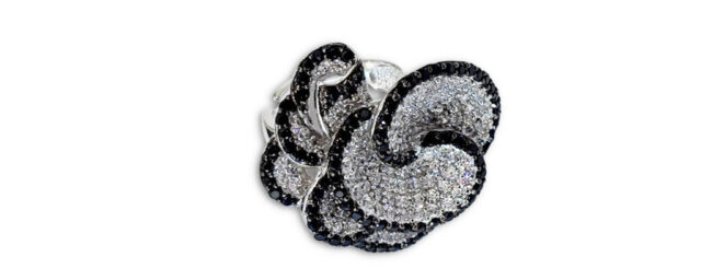 Anello Gossip Bloom Elegante anello regolabile realizzato in Argento 925 ed impreziosito da luminosi zirconi bianchi e neri. Materiale: argento 925% Pietre: pavé di zirconi
