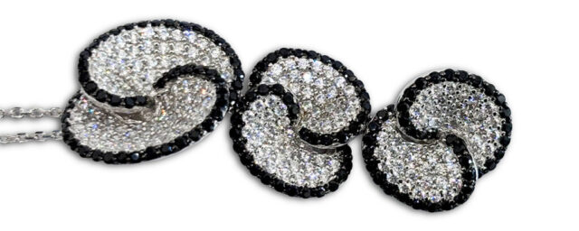 Particolare della Collana Gossip Bloom Elegante collana realizzata in Argento 925 ed impreziosita da luminosi zirconi bianchi e neri. Catenina rolò.